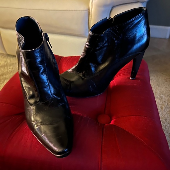 RM’s designer shoes. Sizes 6.5-7. Like new. Priced to sell make me an offer - Picture 5 of 5